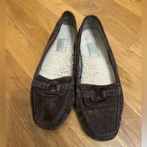 Women’s Suede UGG dark brown leather loafers size 8 Sherpa lining